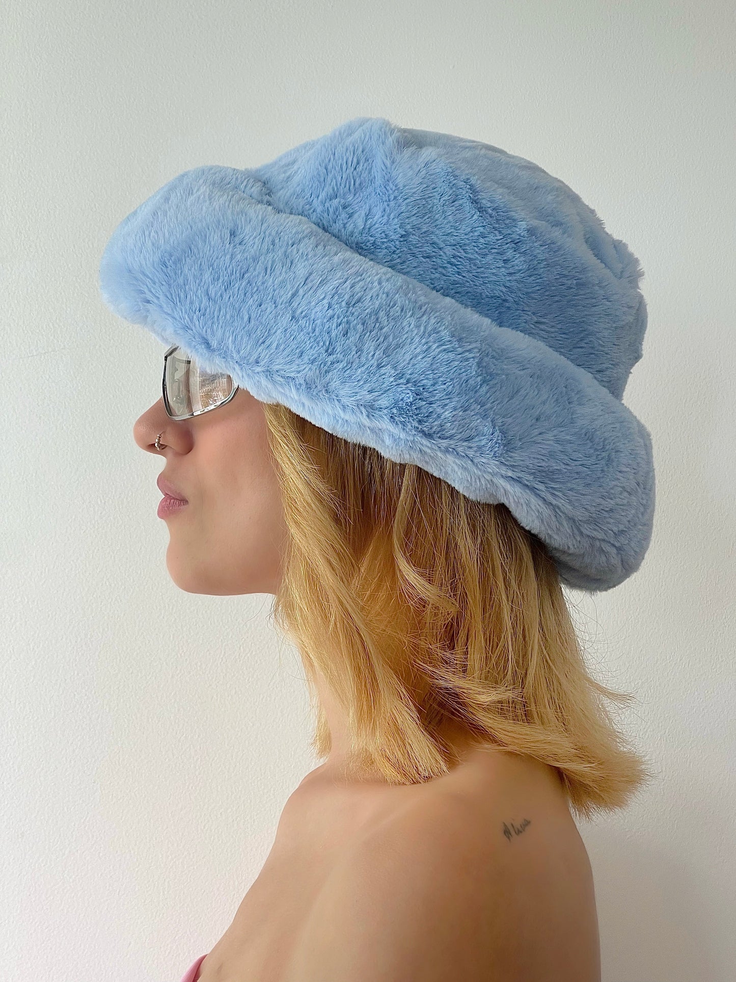 BLUE FURRY BUCKET HAT