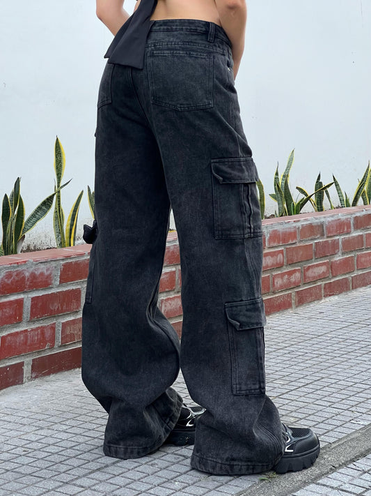 BLACK CARGO JEANS